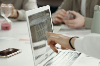 Разгледување на работните процеси при имплементација